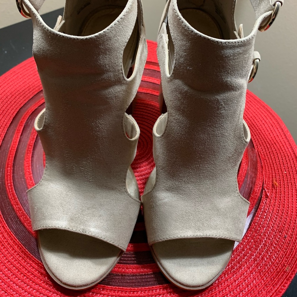 Defined Comfort Sandal. - Picture 2 of 5